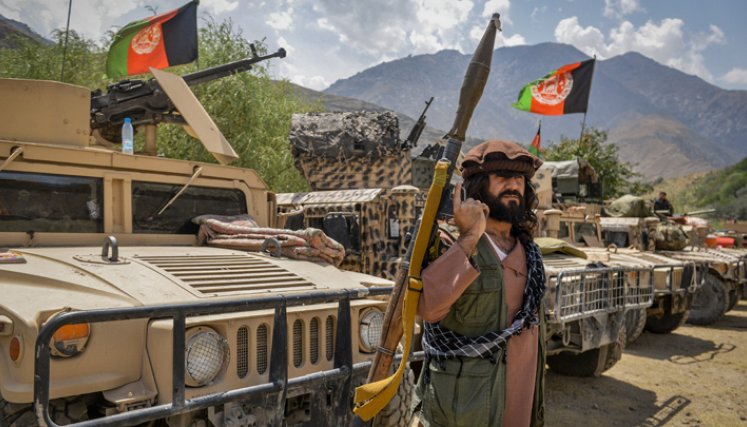 Hombres armados afganos que apoyan a las fuerzas de seguridad afganas contra los talibanes con sus armas y vehículos Humvee en el área de Parakh en Bazarak, provincia de Panjshir,