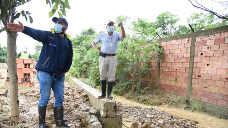 Huber Plaza, secretario de Gestión del Riesgo de Desastres, junto al alcalde Jaio Yáñez, inspeccionando obras de mitigación de e,ergencia. / Foto: Cortesía