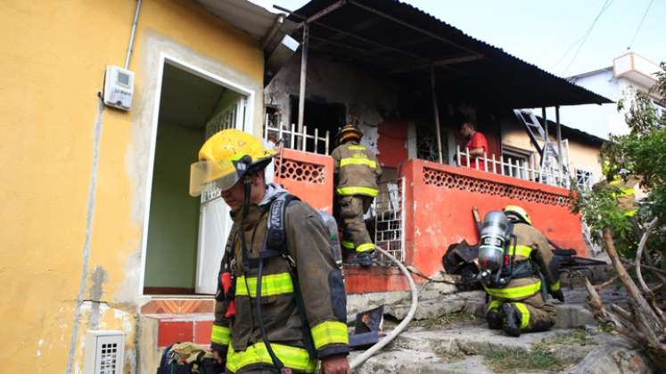 La familia Valero Acero, conformada por dos esposos y cuatro hijas de de 6, 12, 13 y 14 años, se quedó en la calle. / Foto: Juan Pablo Cohen