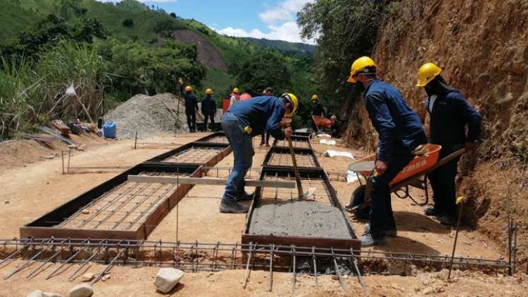 En los municipios PDET se han venido ejecutando obras como el mejoramiento y construcción de vías terciarias, placa huellas, estudios y diseños para la construcción de puentes vehiculares, entre otras obras. / Foto: Cotesía