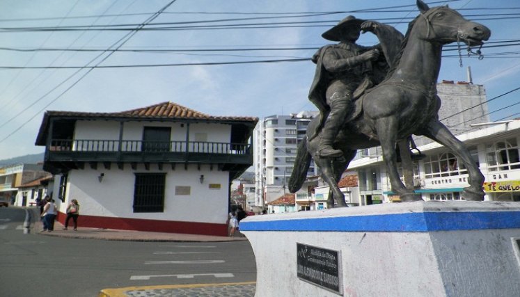 En el parque de San Agustín de Ocaña se encuentra una estatua ecuestre del legendario personaje.