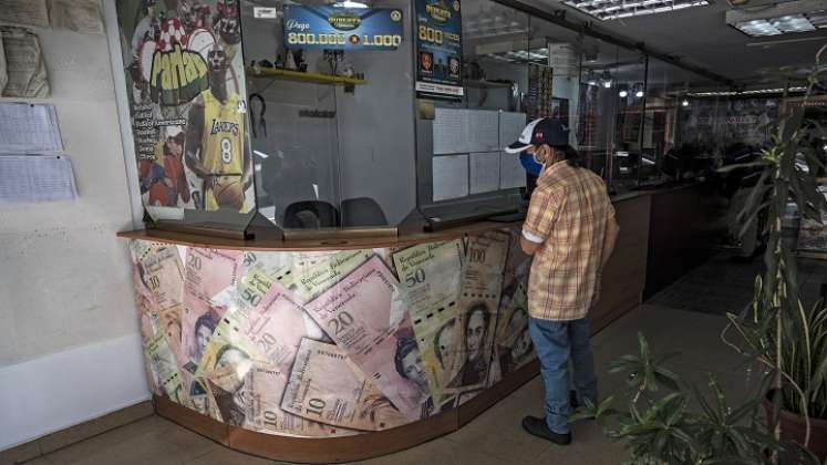 La moneda venezolana prácticamente perdió la totalidad de su valor./ AFP