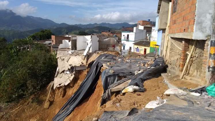 Los damnificados exigen celeridad en los estudios geológicos para la construcción de un muro de contención.