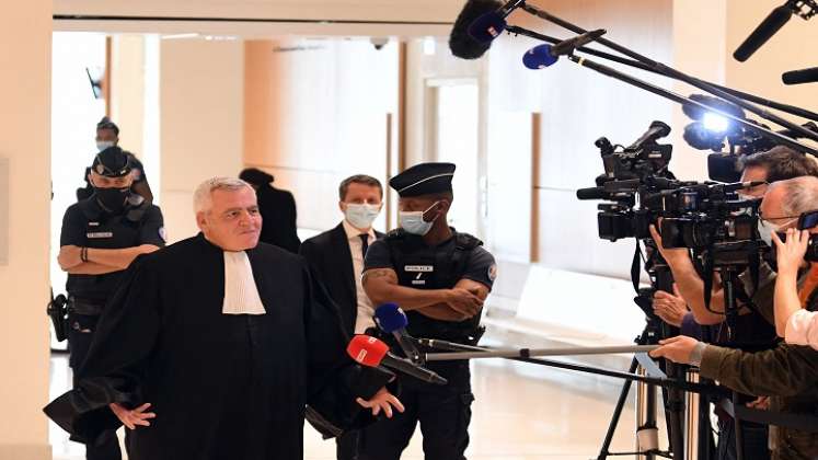 Thierry Herzog, abogado del expresidente francés Nicolas Sarkozy responde a las preguntas de los periodistas tras el fallo del tribunal en el llamado juicio del caso Bygmalion./AFP