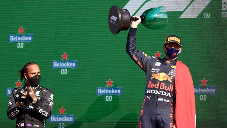 Max Verstappen (Red Bull) se llevó, por delante de Lewis Hamilton, el Gran Premio de Países Bajos. / Foto: AFP