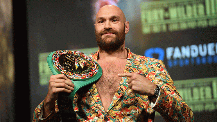 El boxeador  británico Tyson Fury exhibe el cinturón del Consejo Mundial de Boxeo   de los pesos pesados que lo acredita como el vigente campeón de la categoría del deporte de las narices chatas.