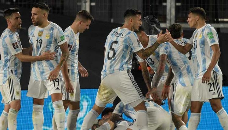 Con una buena de Lionel Messi, Argentina se quedó con el clásico del Río de La Plata en las eliminatorias suramericanas al vencer a Uruguay.