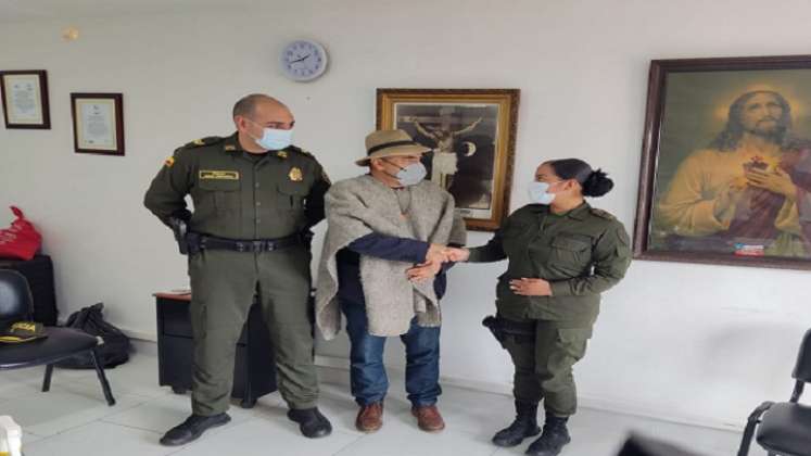 El alcalde.Jorge Rojas, exaltó a la subteniente, Jana Bastidas, comandante de la Estación de Policía. Foto: Cortesía / La Opinión.