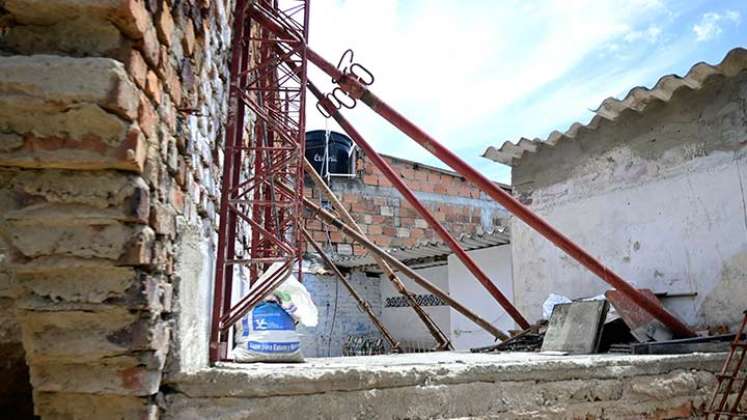 Otra pared está que se desploma también en el cementerio./Foto Jorge Gutiérrez