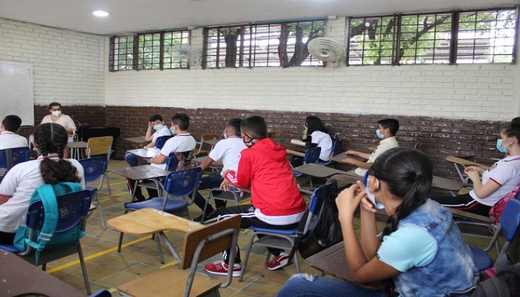 Los estudiantes que siguen desde casa lo hacen a través de guías y virtualmente. Foto: Cortesía / La Opinión 