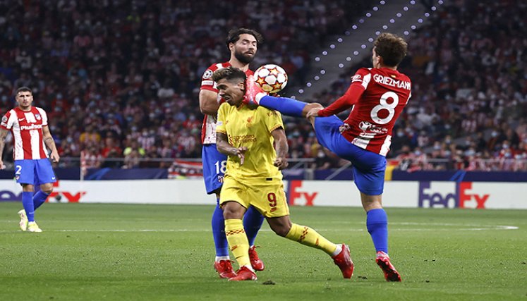 Griezmann expulsado contra el Liverpool. 