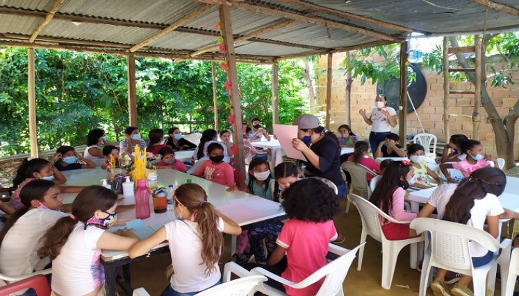 En La Fortaleza, el lugar de encuentro de las niñas es la casa de Maricel, donde tiene adecuado un espacio para que las menores realicen sus actividades. /  Foto: Cortesía / La Opinión 