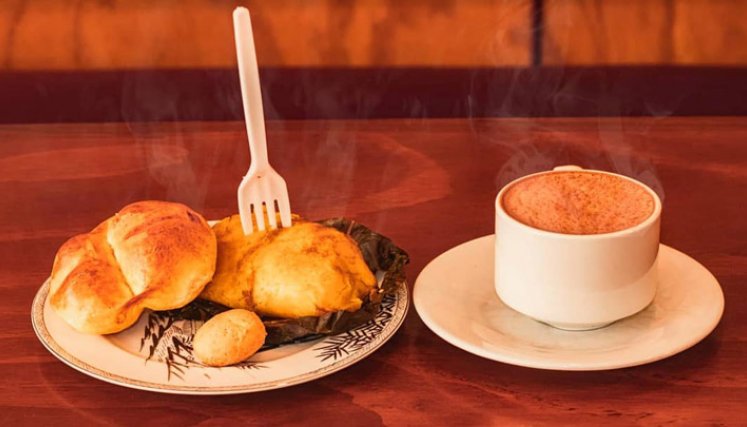 Un pan San Antonio, acompañado de tamal y chocolate. 