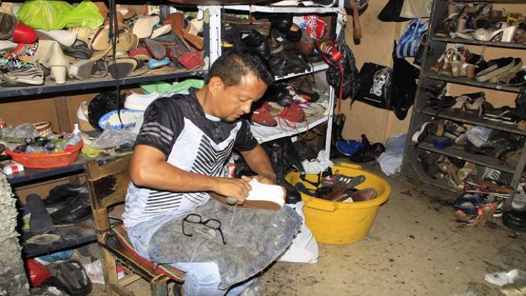 Los zapateros remendones siguen usando viejas herramientas para reparar el calzado. /Archivo La Opinión