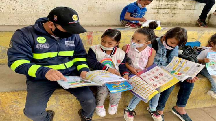 Los niños aprenden sobre normas elementales de tránsito. Foto: Cortesía/ La Opinión. 