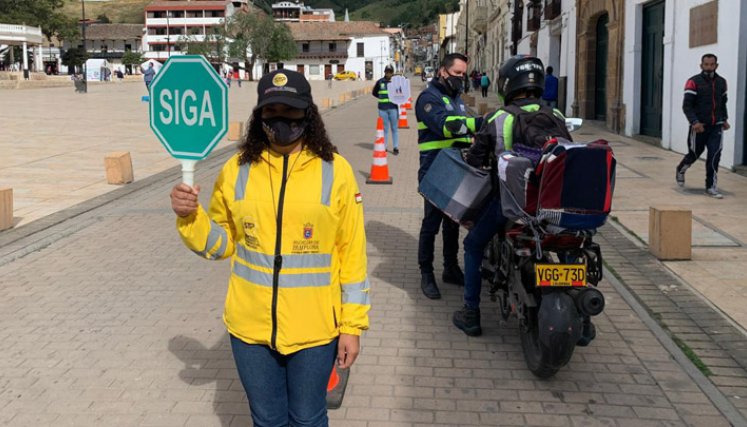 Los controles están a cargo de los agentes de tránsito. Foto: Cortesía/La Opinión.