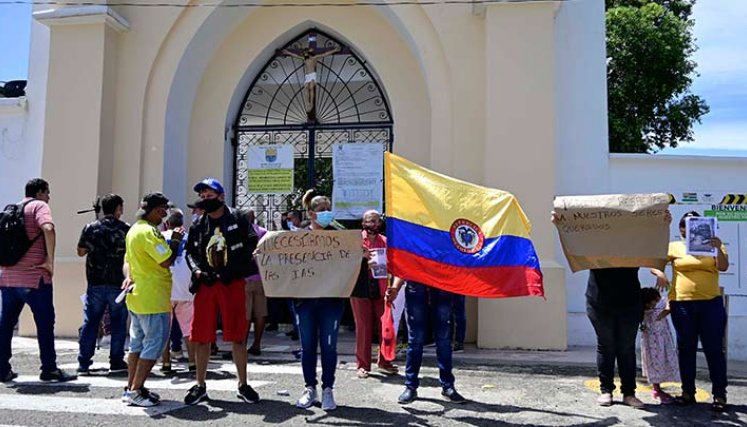 Ayer, en la mañana, deudos de los difuntos que se encuentran en el cementerio exigieron la reapertura del camposanto/Foto Jorge Gutiérrez