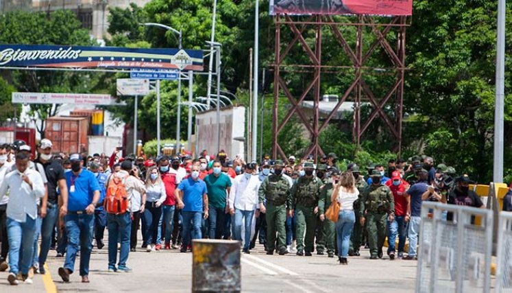 Autoridades de Venezuela recorrieron el puente luego del retiro de los contenedores./Foto Juan Pablo Cohen