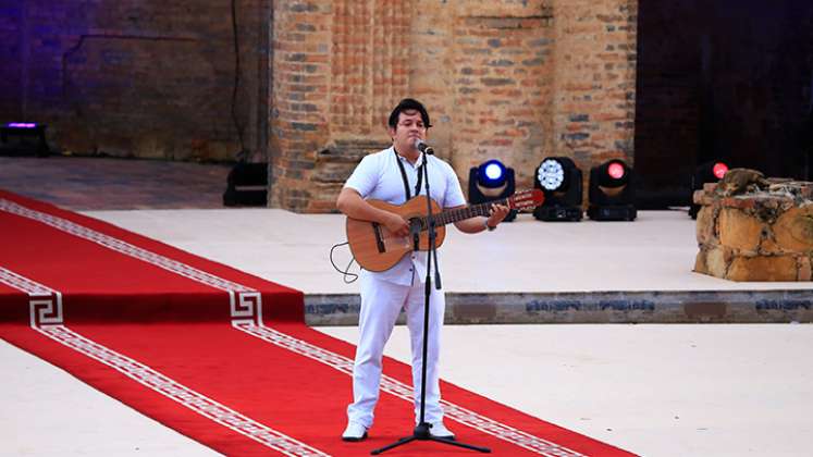 Adrián Chantré le cantó al Bicentenario