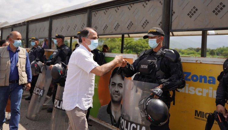 El precandidato del Centro Democrático, Óscar Iván Zuluaga, estuvo en la frontera. /Foto cortesía para La Opinión