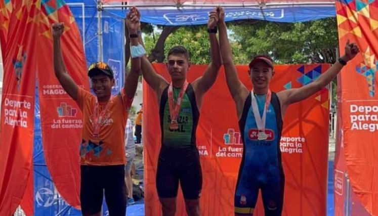 Andrés David Ayala Carrilo (primero a la derecha), obtuvo su primer podio en la Copa Colombia de triatlón Junior B en Santa Marta hace una semana.