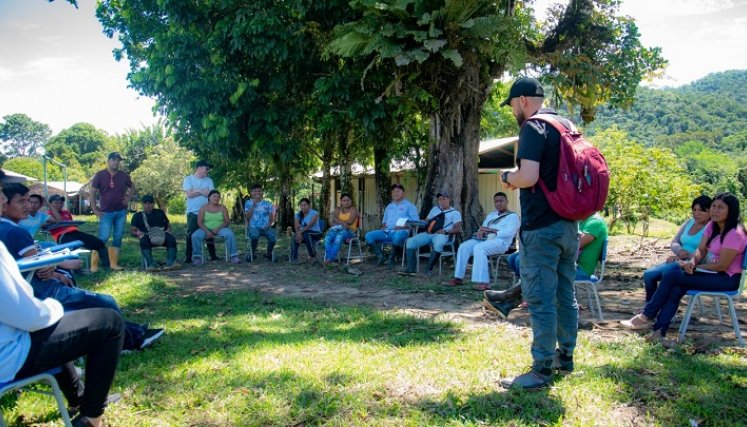 Maestros nativos aprenden lineamientos de la educación propia e intercultural.