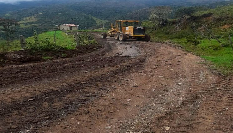 El departamento también cuenta  con el apoyo de la maquinaria de la Ungrd para habilitar el paso oportuno y seguro por los corredores viales. / Foto: Cortesía / La Opinión 