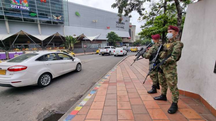 ejercito nacional en el día sin iva brinda seguridad en centros comerciales./foto cortesía