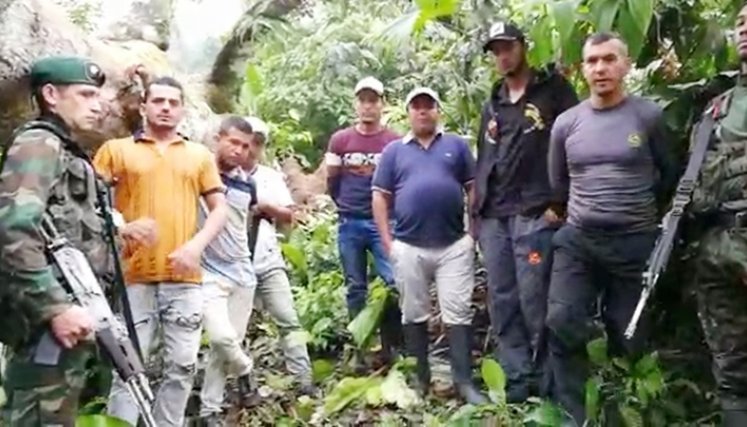 En un video se puede ver a las siete personas retenidas.