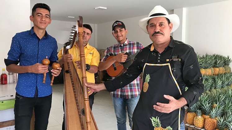 Jairo García, cantante, tallador y decorador con frutas