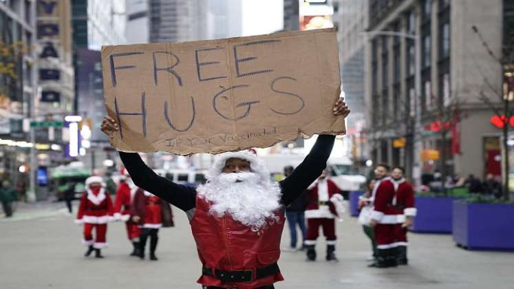 Santa Claus en la SantaCon 2021 en Times Square en Nueva York. /AFP