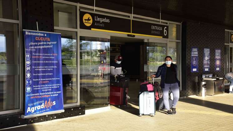 Para vuelos internacionales recomiendan estar 3 horas antes en el aeropuerto y para vuelos nacionales, dos horas antes. /Foto: Pablo Castillo