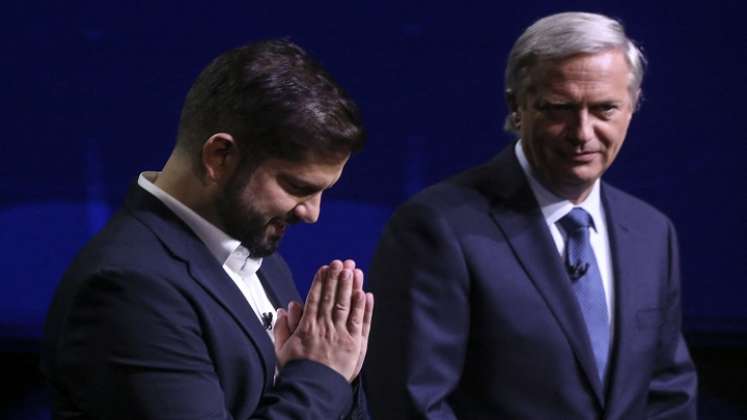 El candidato presidencial chileno Gabriel Boric (izq.), Del partido Apruebo Dignidad, y el candidato presidencial chileno José Antonio Kast, del Partido Republicano./AFP