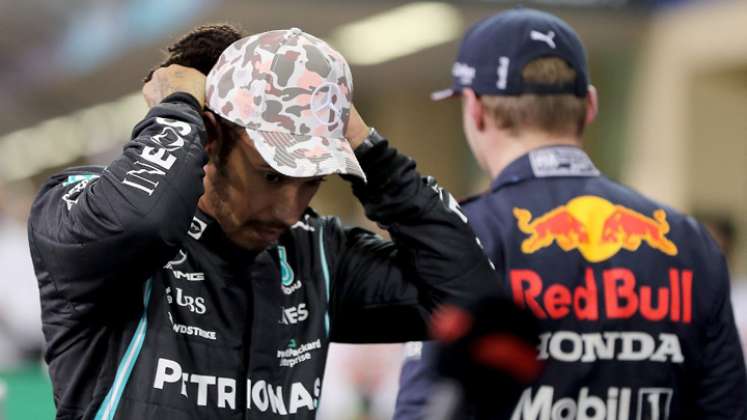 El piloto británico de Mercedes Lewis Hamilton (izquierda) y el holandés de Red Bull Max Verstappen (derecha) caminan en el Parque Cerrado del circuito de Yas Marina, después de la sesión de clasificación del Gran Premio de Fórmula Uno de Abu Dhabi. / Foto: AFP