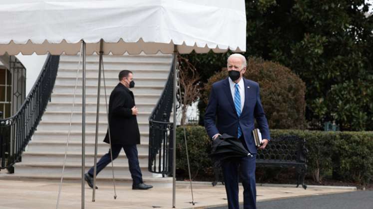 El gobierno de Biden recibió una lluvia de críticas por haber impuesto y mantenido estas restricciones de viaje solo al sur de África a pesar de que la nueva variante del coronavirus se propaga a gran velocidad por todo el mundo. / Foto: AFP