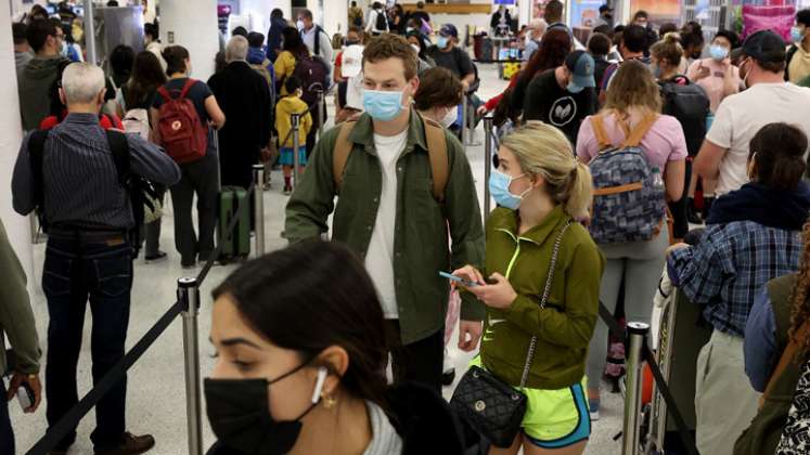 Unos 11.500 vuelos fueron suspendidos en el mundo desde el viernes y decenas de miles sufrieron retrasos en uno de los periodos más frenéticos del año. Las aerolíneas señalaron la escasez de personal ante la ola de positivos por ómicron. / Foto: AFP