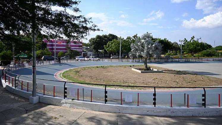 El patinadero Enrique Lara Hernández está siendo refaccionado en iluminación y las barandas de protección.