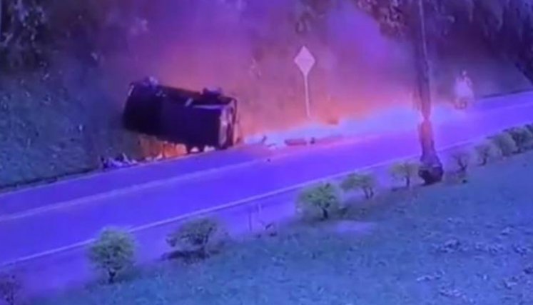 Cámara de seguridad registró impresionante choque que dejó un muerto y un herido