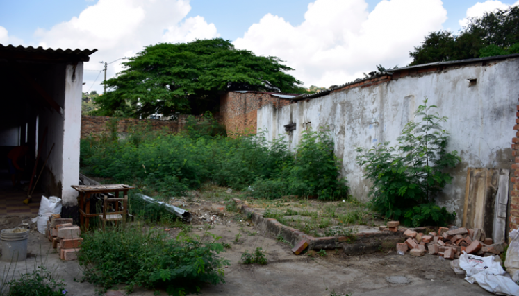 En Cundinamarca el salón cuenta con un patio lleno de maleza, paredes sin pintura, sin puerta principal y el sistema eléctrico y de aguas no funciona. 
