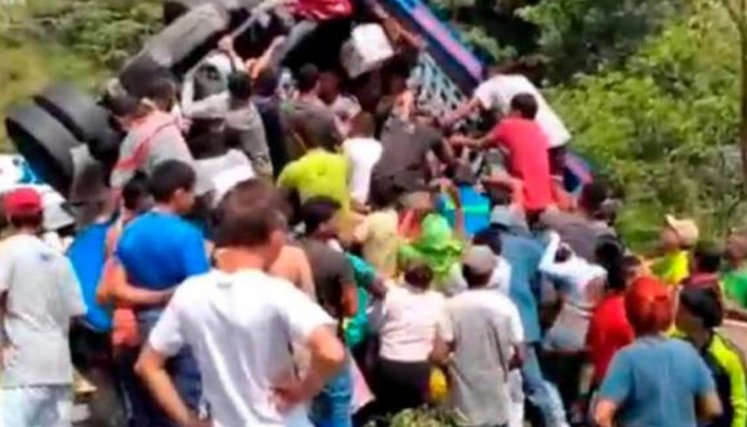 Así saquearon camión volcado en Valdivia