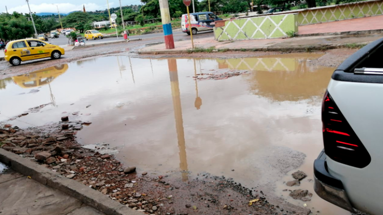 Esta era la situación que presentaba la vía, al llover se convertía en un charco donde era difícil el paso vehicular.