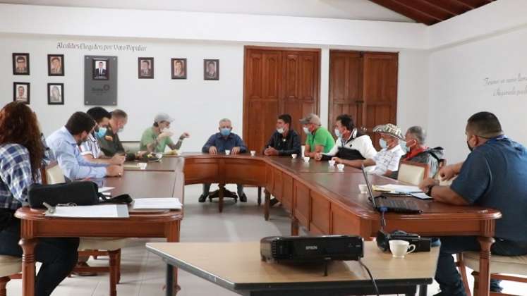 En el palacio municipal se reúnen líderes comunales con funcionarios de la Empresa de Servicios Público y la alcaldía para buscar soluciones concretas a la problemática de contaminación ambiental en el relleno sanitario.