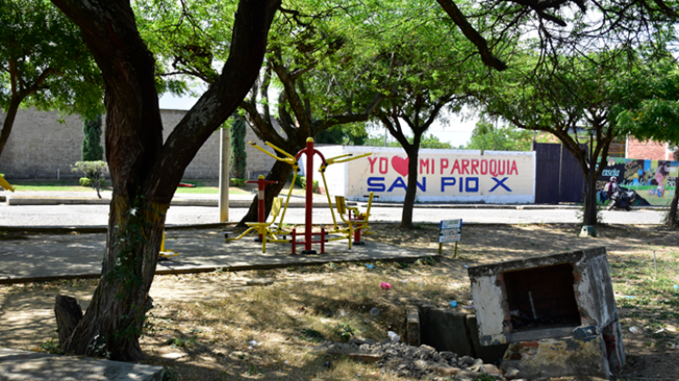 Las personas están preocupadas porque en el parque hay un hueco que puede provocar un accidente a niños o adultos mayores. 