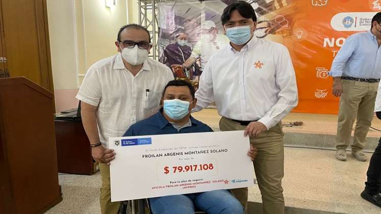 Millonarios cheques simbólicos fueron entregados a emprendedores de la región./Foto: cortesía