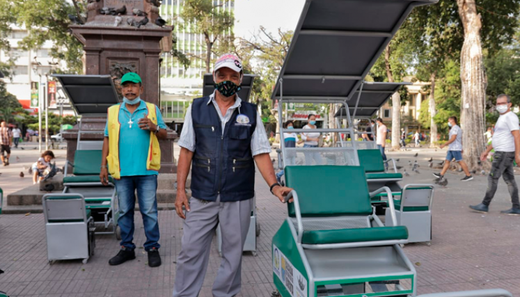 La entrega de los módulos dignifica la labor que ejercen diariamente los históricos lustrabotas del parque Santander.