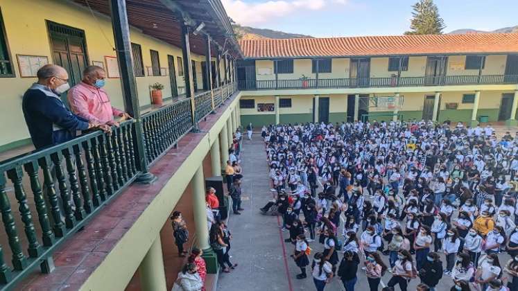 Con todos los protocolos de bioseguridad regresan los estudiantes a las aulas de clases en Ocaña. / Foto: Cortesía / La Opinión 