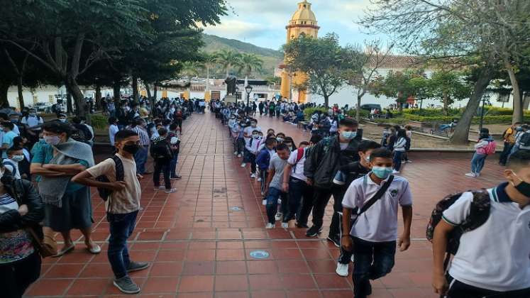 En completo orden estudiantes retornan a las aulas de clases en Ocaña.