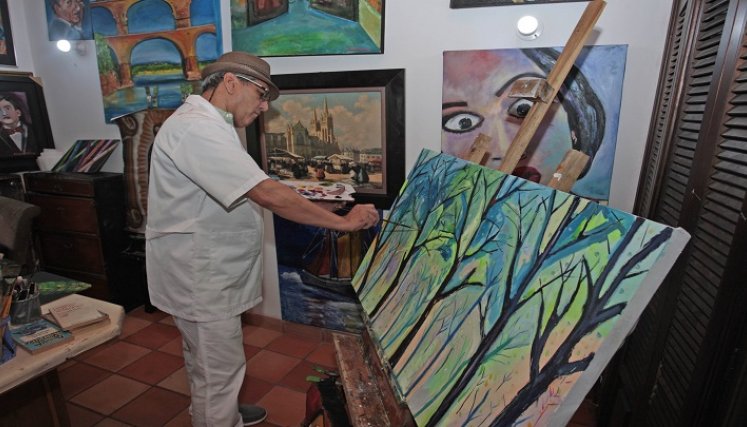 Fernando Ruiz empezó a pintar ya a una edad adulta, sin ningún conocimiento en artes plásticas. /Foto archivo La Opinión