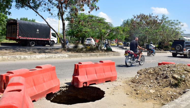 Este hueco completa un año en la zona y las personas que transitan por la vía temen a que alguien pueda caerse.