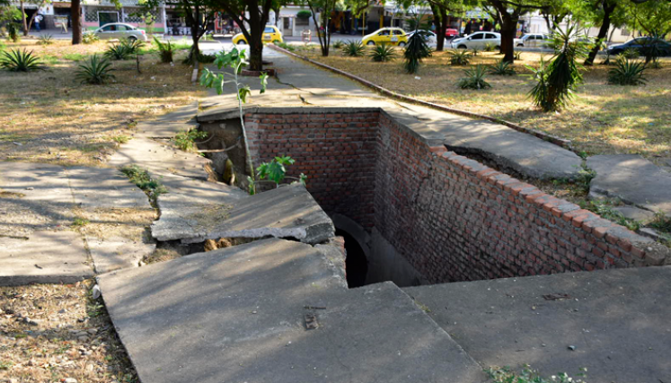 La glorieta de Claret completa varios años en esta difícil situación.